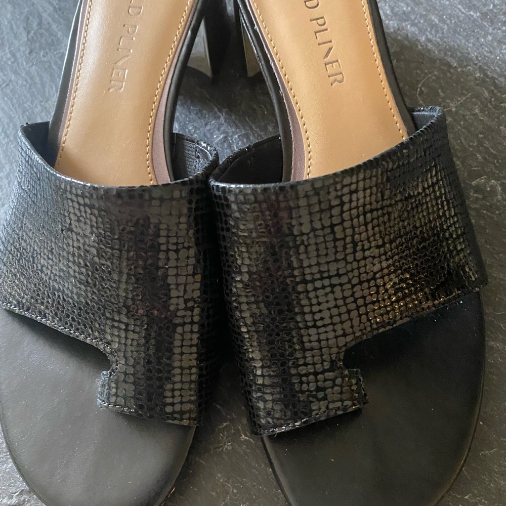 Donald Pliner leather metallic sandals.

Size 8 1/2

Like new worn one time.